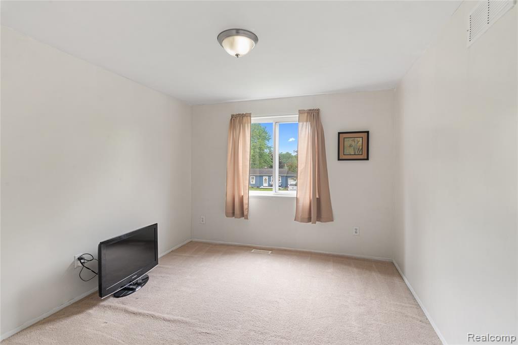 4327 Lancashire, Milford, MI 48380 — Photo 23