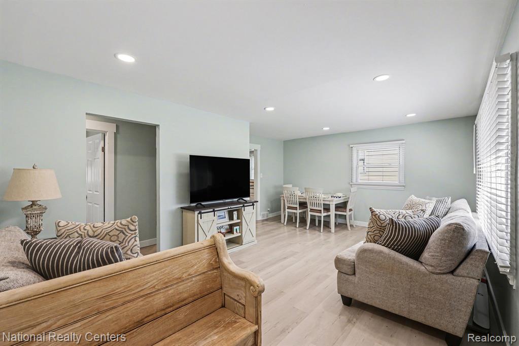 586 Bagley Street, Lake Orion, MI 48362 — Photo 4