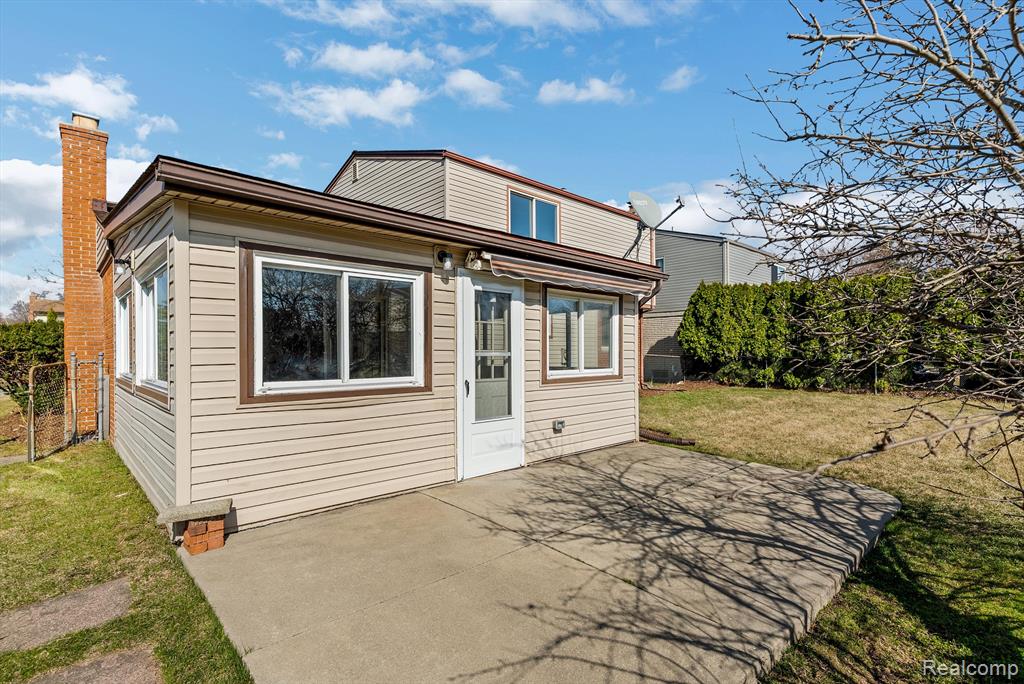 40621 RINALDI Drive, Sterling Heights, MI 48313 — Photo 48