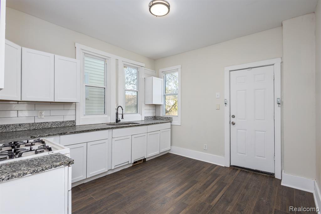 574 MELBOURNE Street, Detroit, MI 48202 — Photo 6