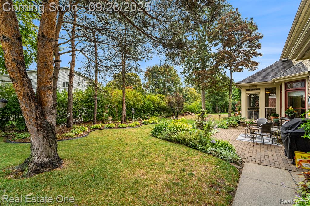 6764 Redford Circle, Troy, MI 48085 — Photo 36