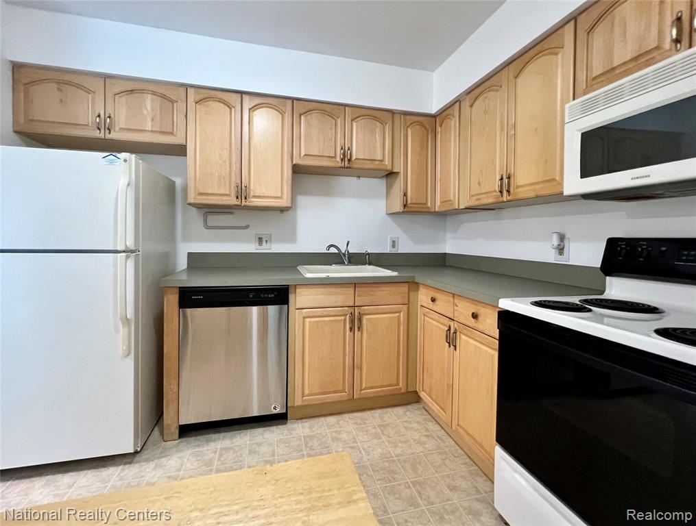 33911 Pondview Circle, Livonia, MI 48152 — Photo 13