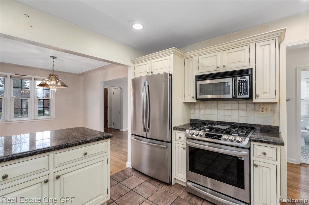 1488 Roslyn Road, Grosse Pointe Woods, MI 48236 — Photo 8