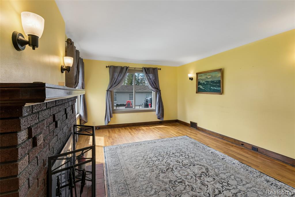 317 E Grand River Avenue, Fowlerville, MI 48836 — Photo 3