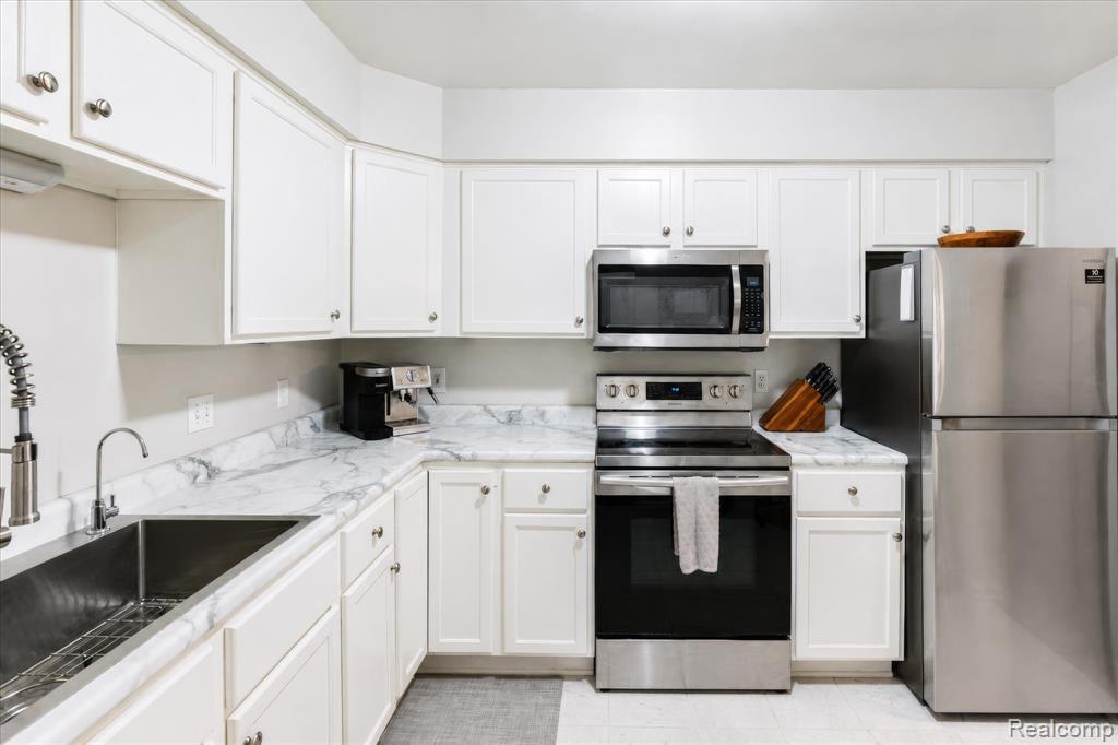 61025 Greenwood Drive, South Lyon, MI 48178 — Photo 14