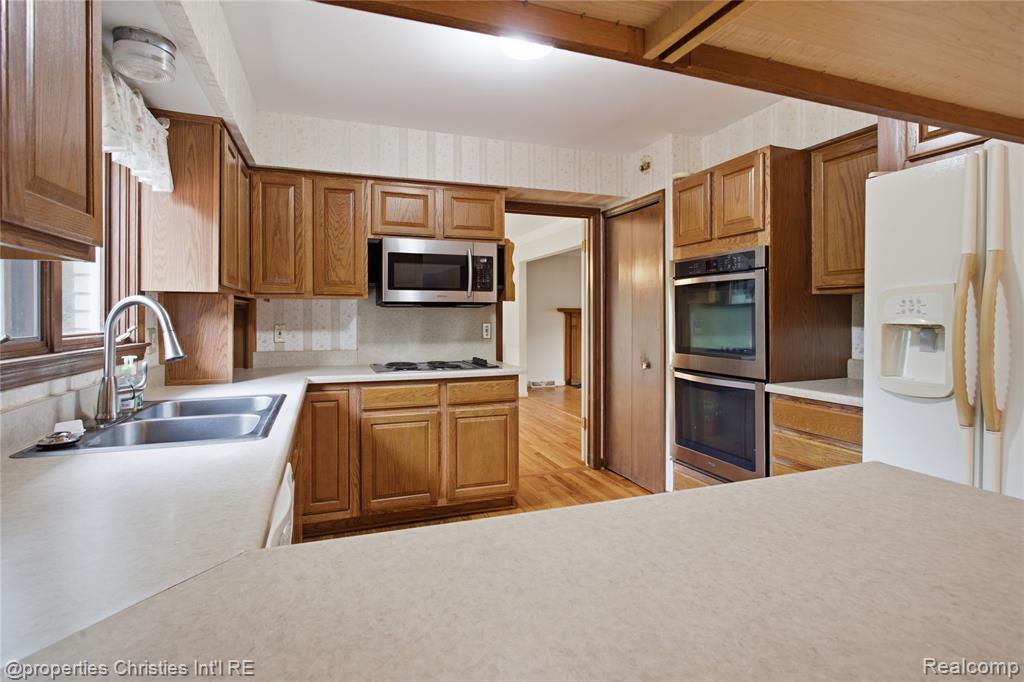 7110 Paterese Drive, Bloomfield Hills, MI 48301 — Photo 14