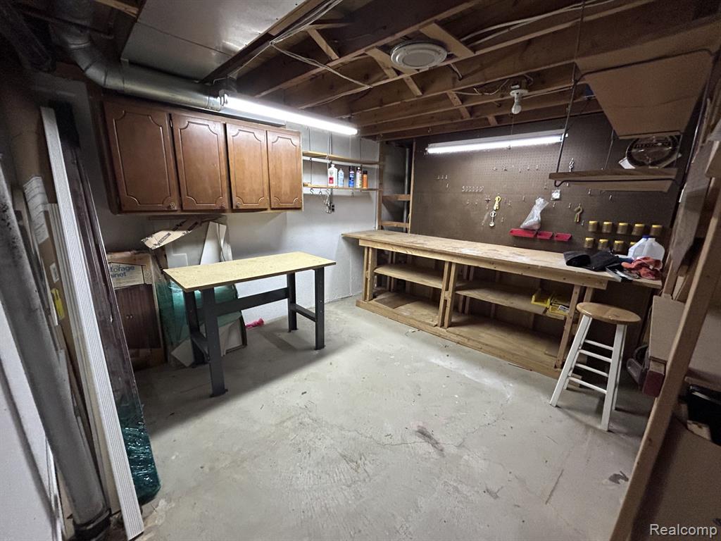 898 Portsmouth Drive, Troy, MI 48084 — Photo 15