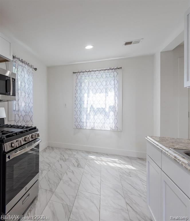 24601 STANFORD Street, Dearborn Heights, MI 48125 — Photo 16