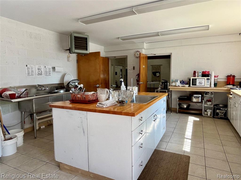 1717 E Sugnet Road, Midland, MI 48642