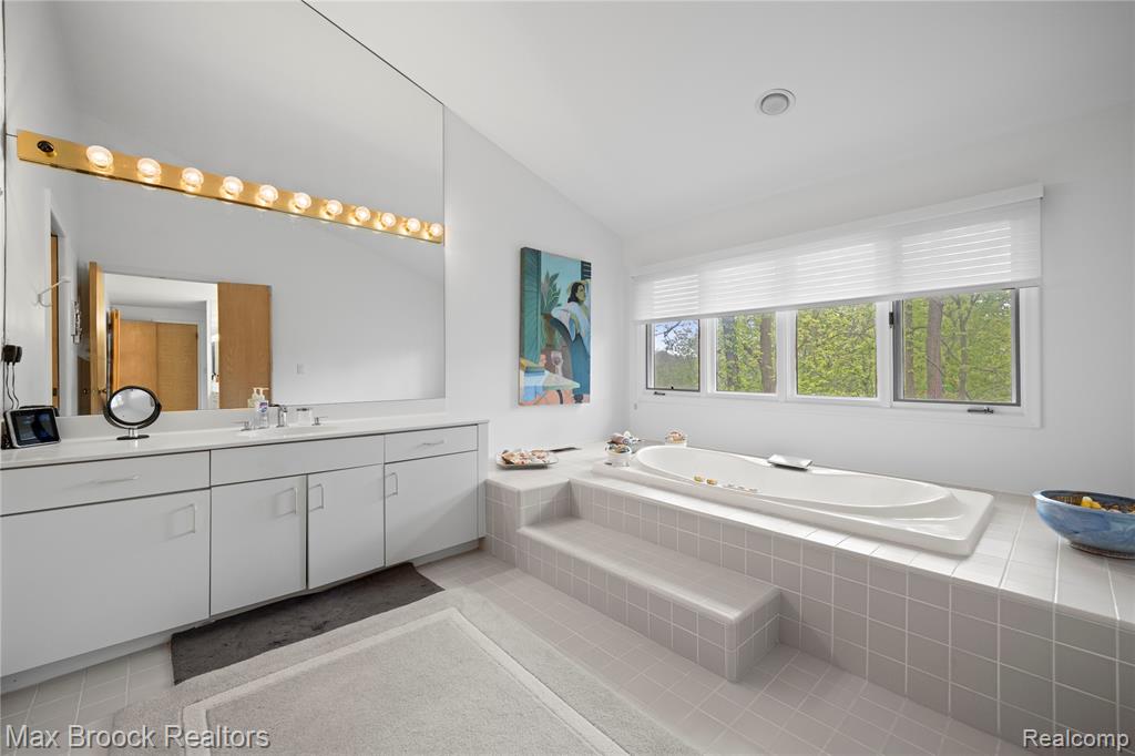4933 Woodcliff Hill Road N, West Bloomfield, MI 48323 — Photo 19