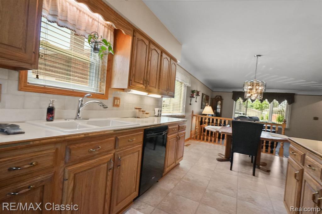 6900 CRESTWOOD Street, Dearborn Heights, MI 48127 — Photo 17