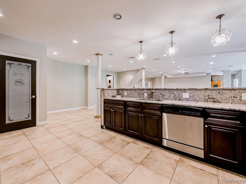 5570 HAMPSHIRE Drive, West Bloomfield, MI — Photo 65