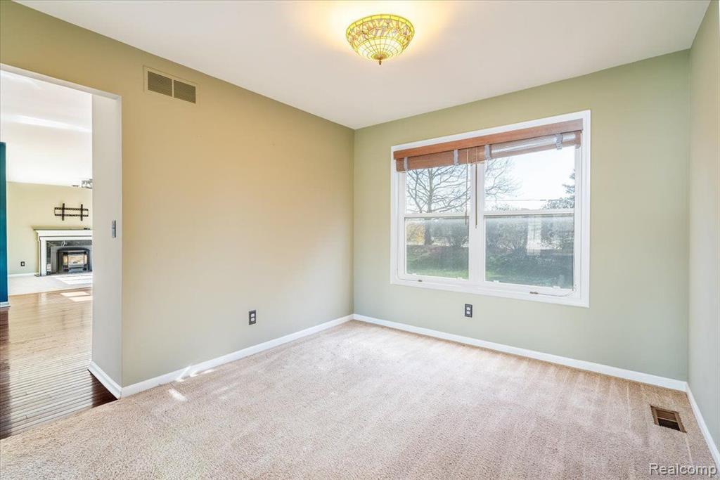 9429 MADISON Drive, Belleville, MI 48111 — Photo 9