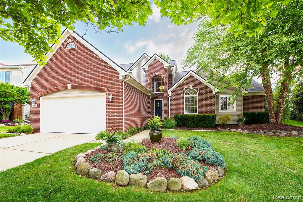 25823 Carriage Lane, South Lyon, MI 48178