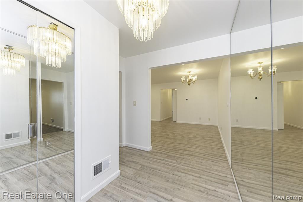 27630 W Echo Valley, 221, Farmington Hills, MI 48334 — Photo 11
