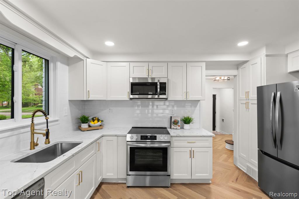 1894 Broadstone Road, Grosse Pointe Woods, MI 48236 — Photo 3
