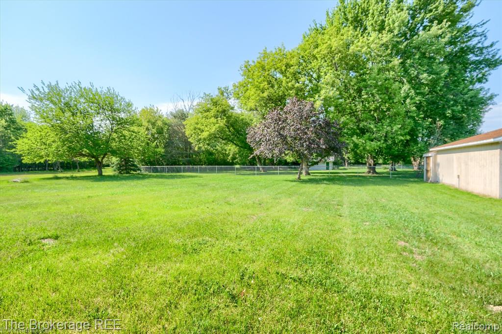 5495 E Coldwater Road, Flint, MI 48506 — Photo 8