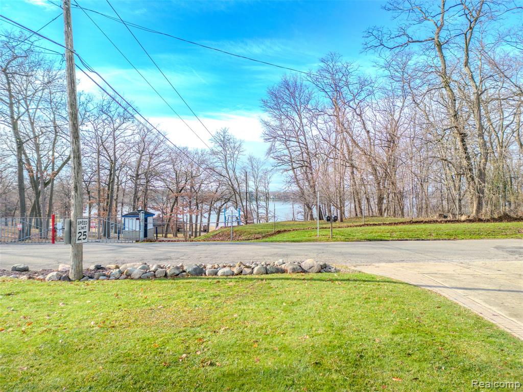 715 Lakeside Drive, Waterford, MI 48328 — Photo 66