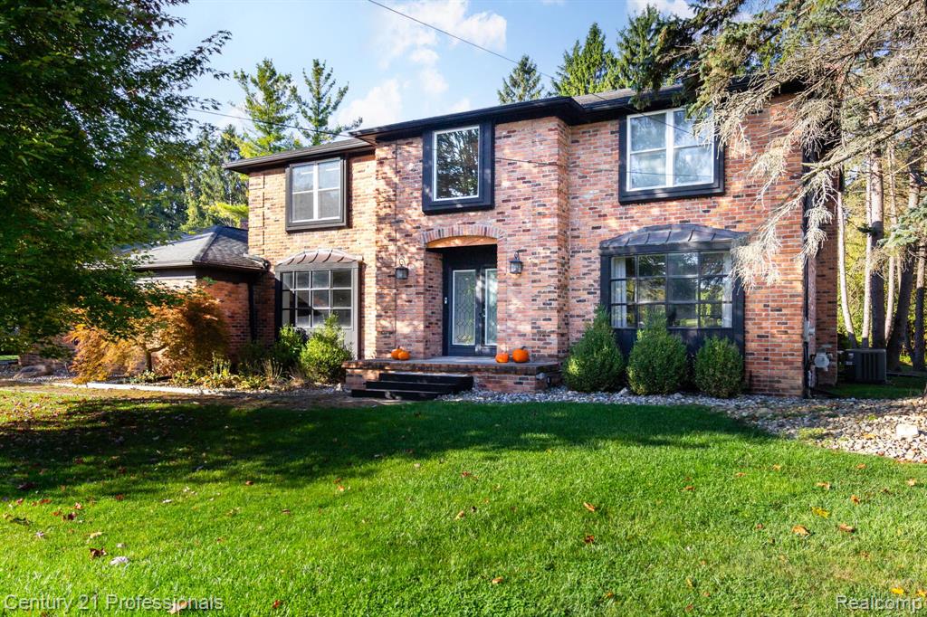 9418 Oakmont Drive, Grand Blanc, MI 48439 — front exterior