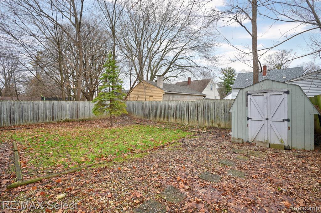 945 Salisbury Avenue, Flint, MI 48532 — Photo 2