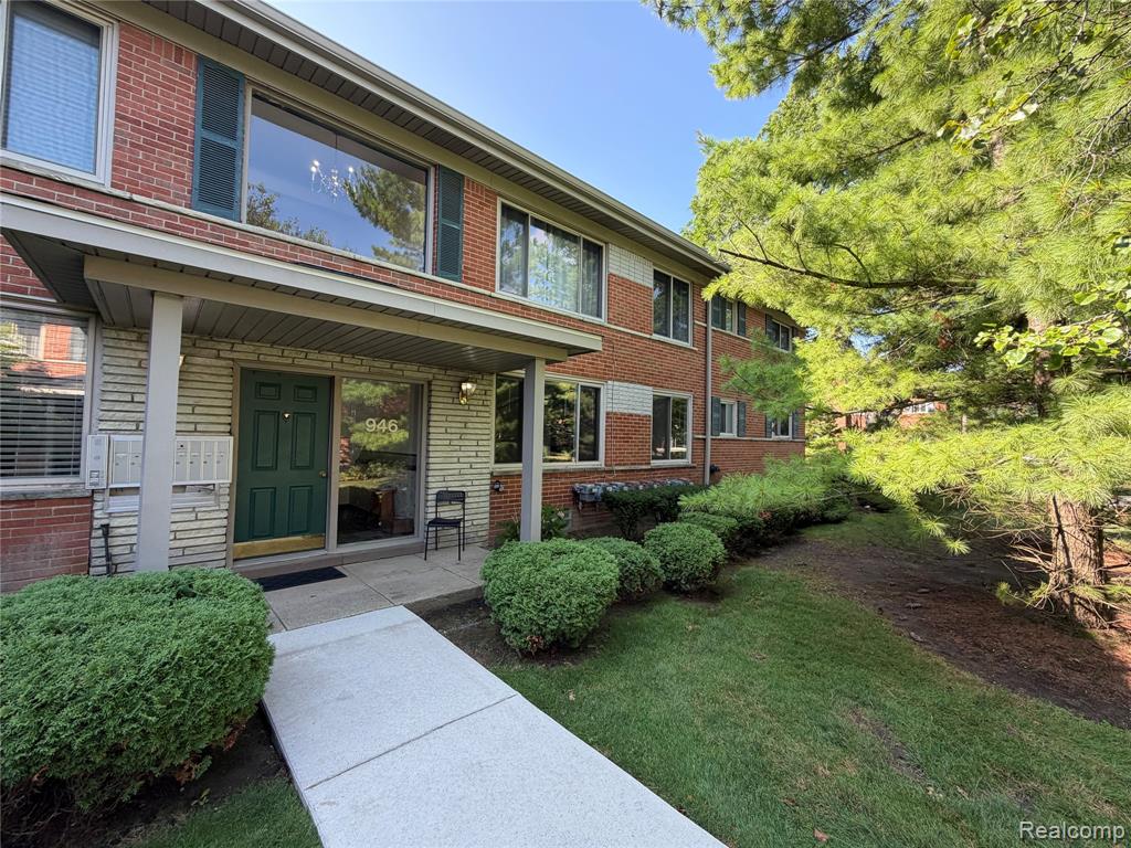 946 N Adams Road, Birmingham, MI 48009