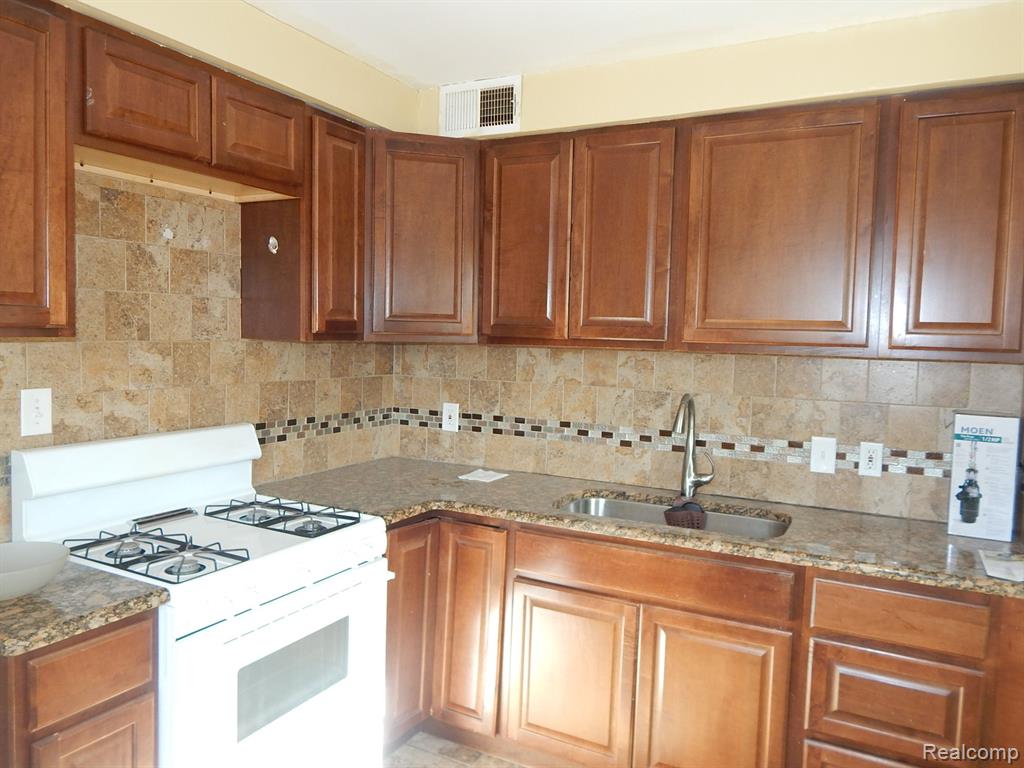 6868 Norborne Avenue, Dearborn Heights, MI 48127 — Photo 16