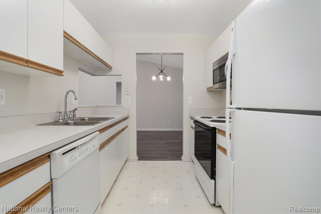 44973 MARIGOLD Drive, Sterling Heights, MI 48314 — Photo 14