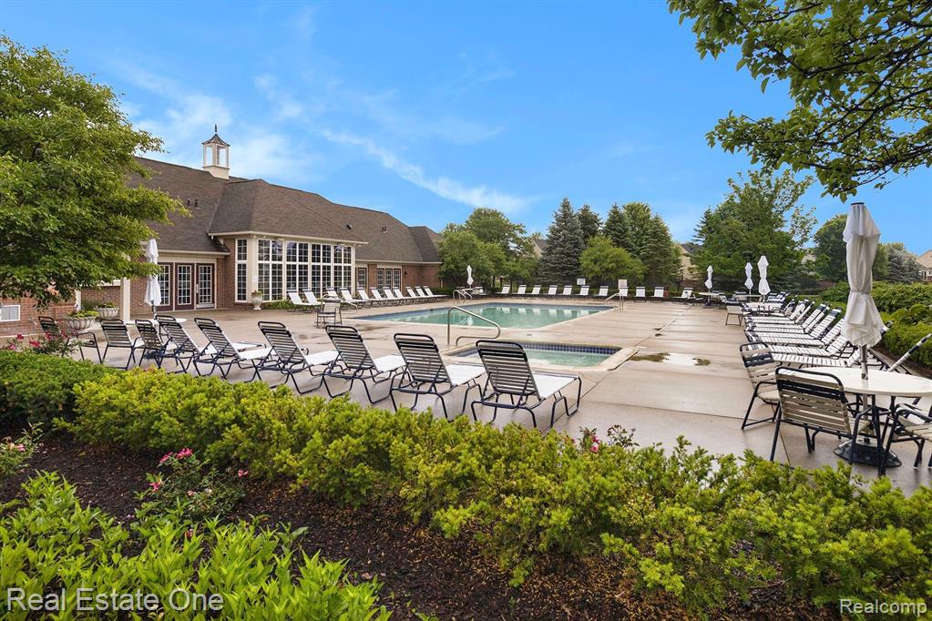 28406 OAKMONTE Circle E, New Hudson, MI 48165 — Photo 28