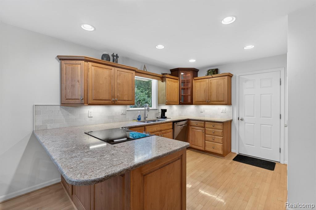 9144 Deer Park Court, Fenton, MI 48430 — Photo 19