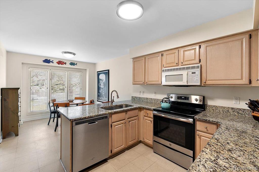 5853 Dawn Ridge Drive, Troy, MI 48098 — Photo 18