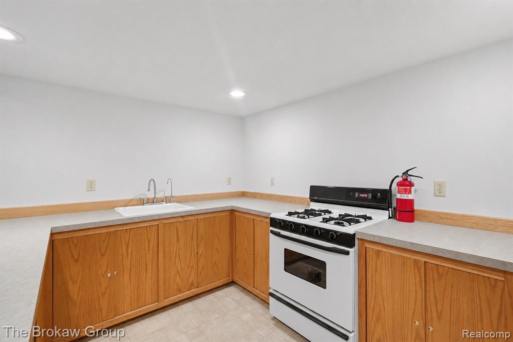 10261 Coachman Court, Davison, MI 48423 — Photo 35