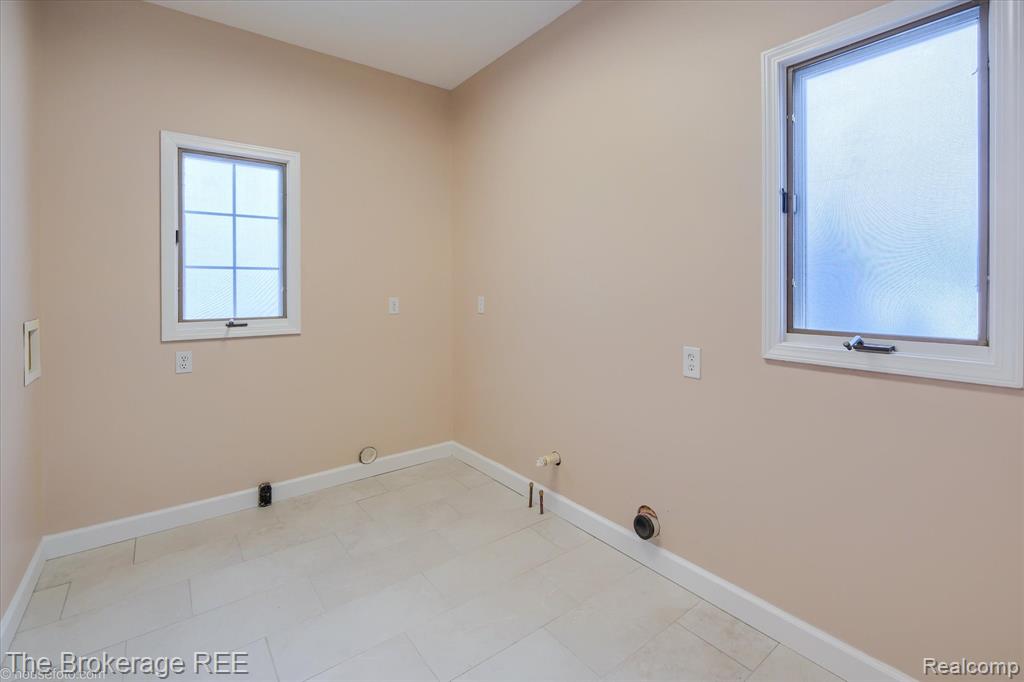 5475 Woodfield Parkway, Grand Blanc, MI 48439 — Photo 46