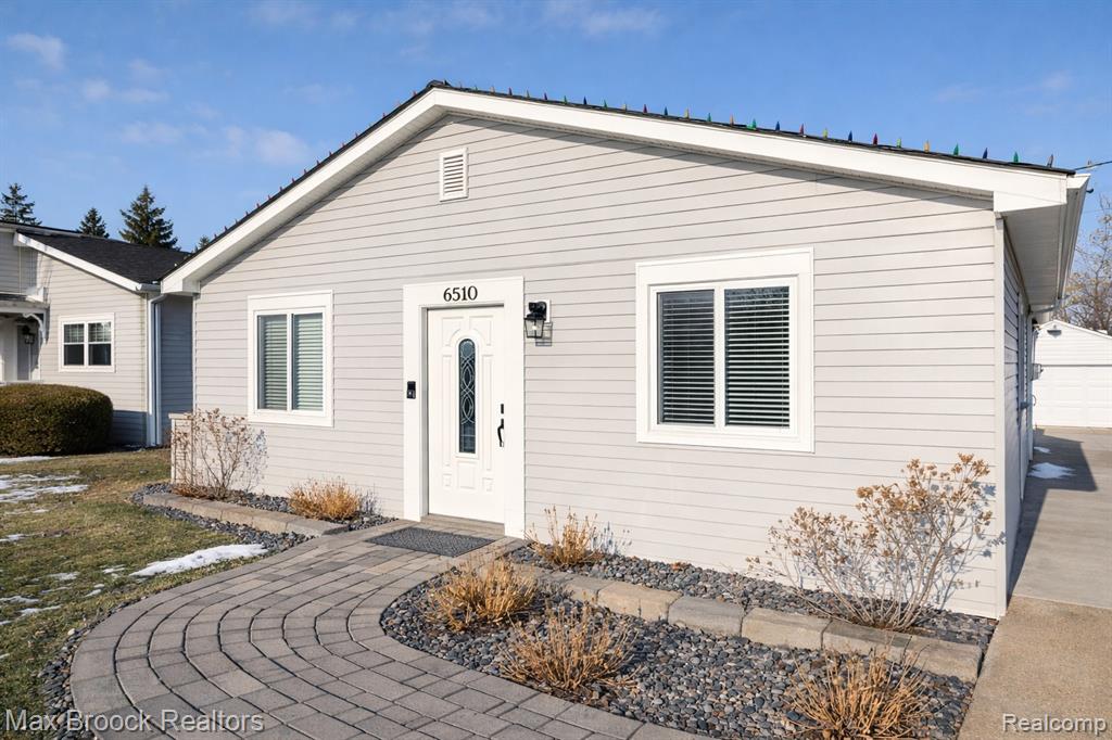 6510 Saline Drive, Waterford, MI 48329 — front exterior
