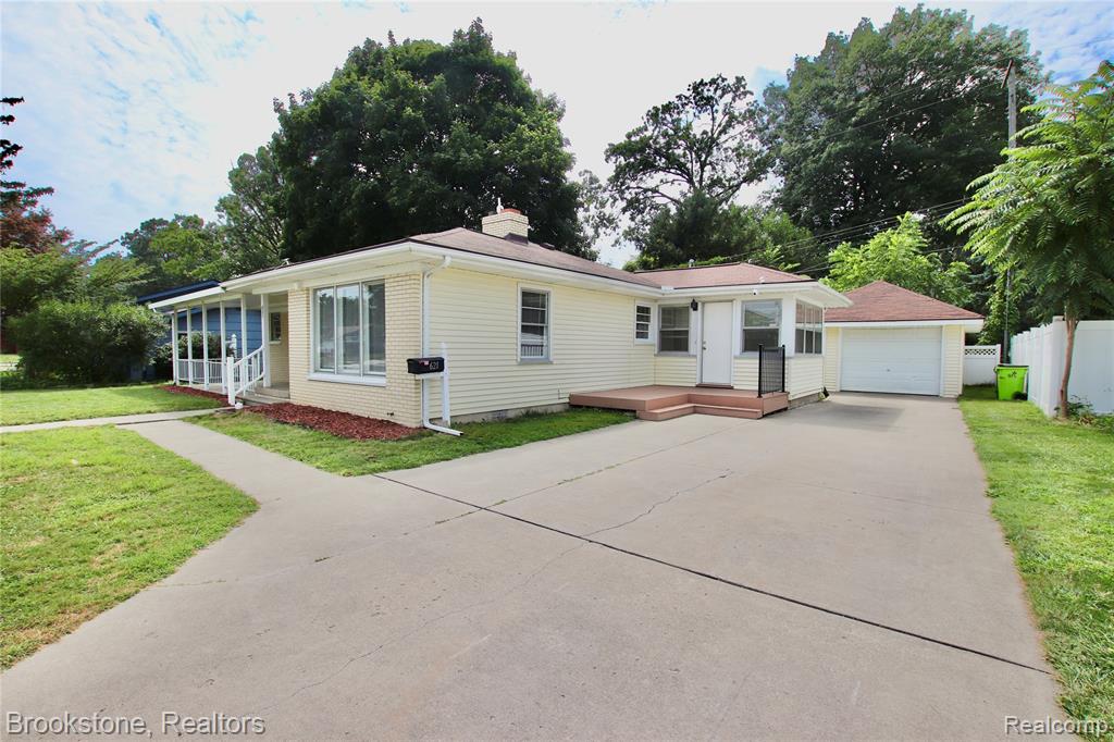 621 Forest Drive, Fenton, MI 48430 — Photo 2