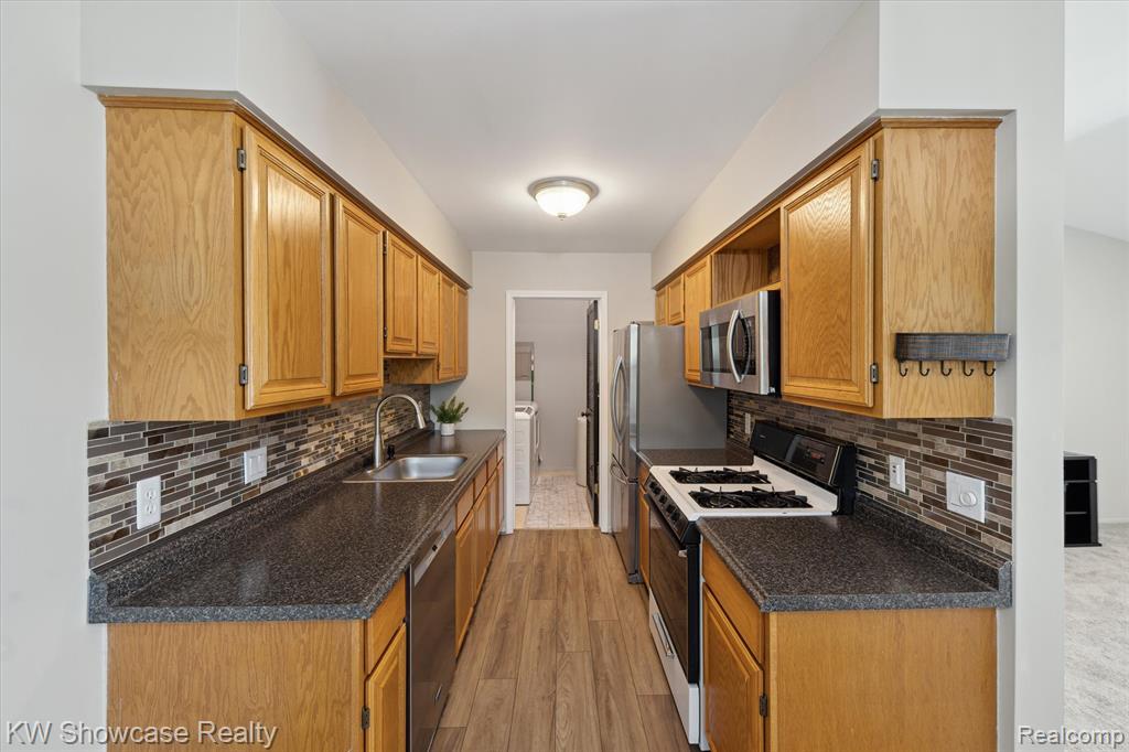 7783 Lake Ridge Drive, Waterford, MI 48327 — Photo 9