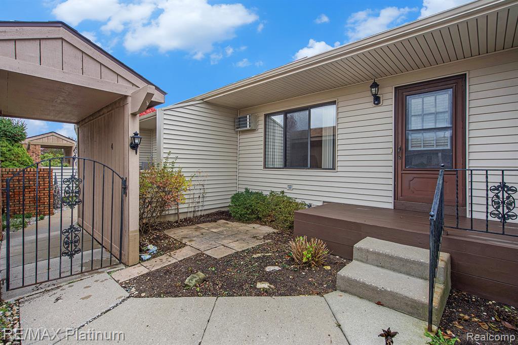 61961 Yorktown, 4, South Lyon, MI 48178 — front exterior