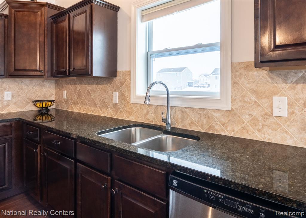 7025 Marigold Court, Grand Blanc, MI 48439 — Photo 10
