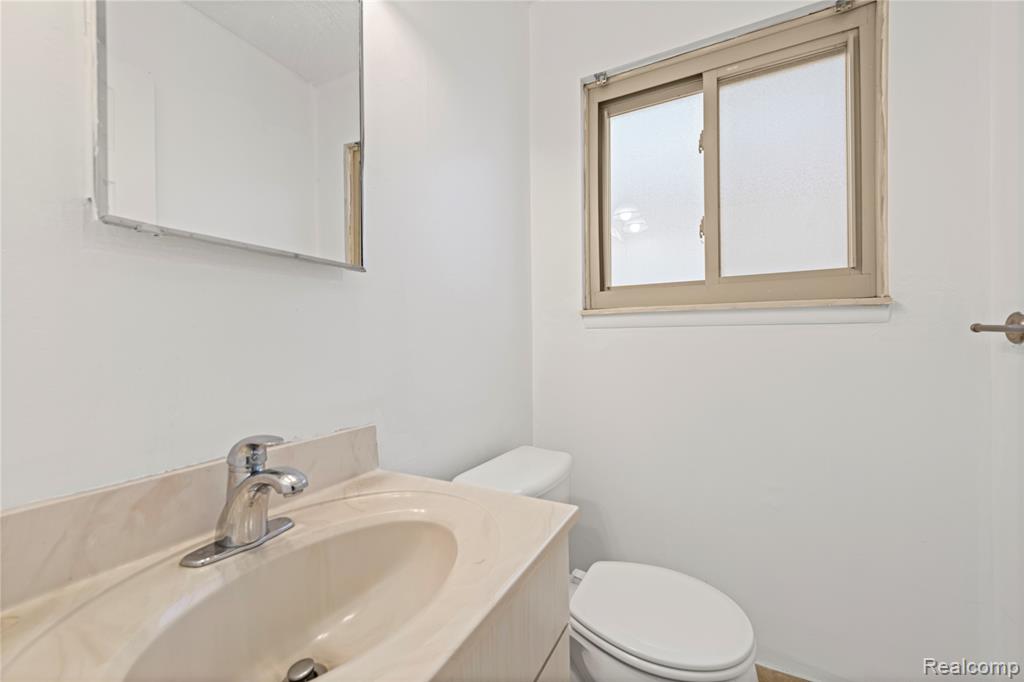 4681 Dickson Drive, Sterling Heights, MI 48310 — Photo 16