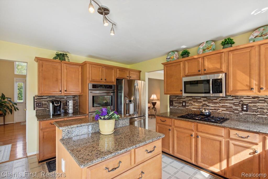 43872 N TIMBERVIEW Drive, Belleville, MI 48111 — Photo 9