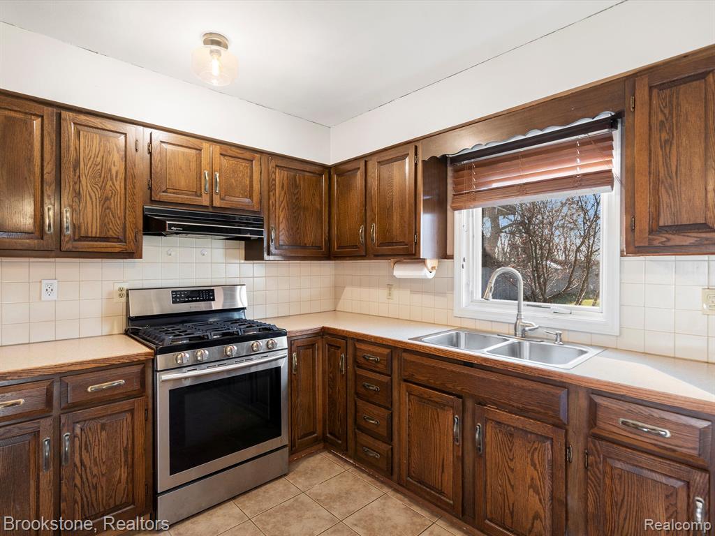 52421 WASHINGTON Street, New Baltimore, MI 48047 — Photo 8