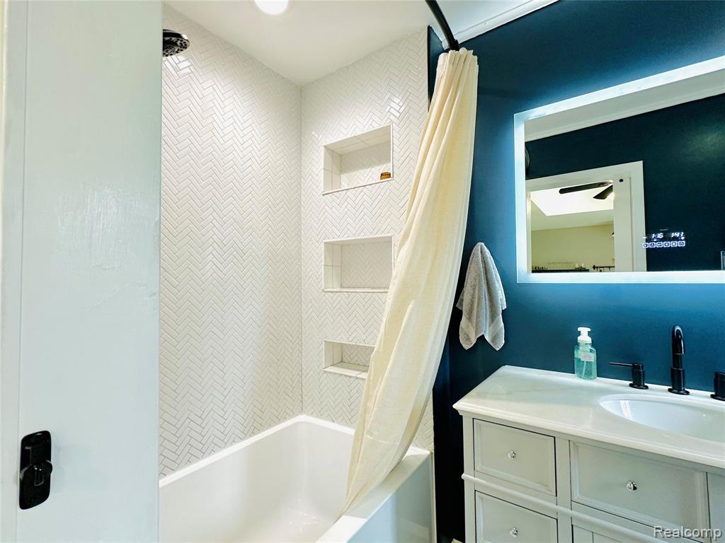3584 Ashview Street, West Bloomfield, MI 48324 — Photo 11