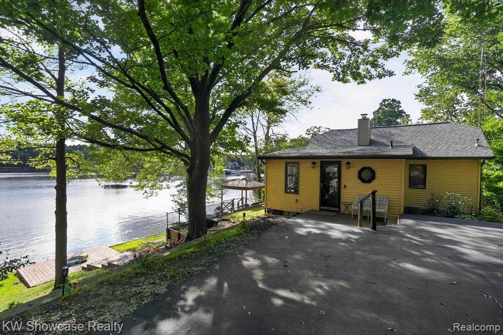 11438 RIVERBANK Lane, Pinckney, MI 48169 — Photo 4
