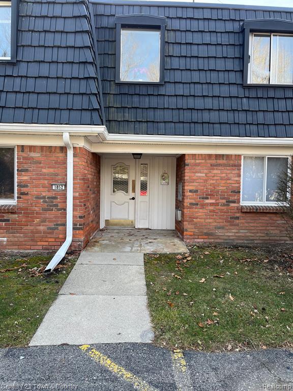1852 COLONIAL VILLAGE Way, 2, Waterford, MI 48328 — Photo 2