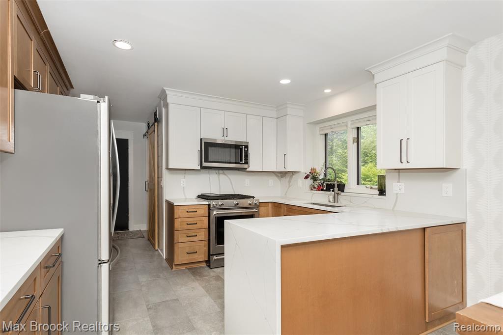 3685 Sunset Boulevard, Orchard Lake Village, MI 48324 — Photo 11