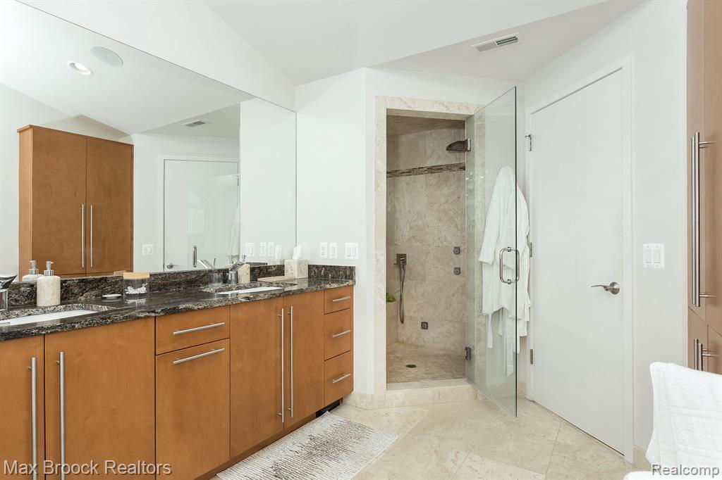 5681 SHORE Drive, Orchard Lake Village, MI 48324 — Photo 33