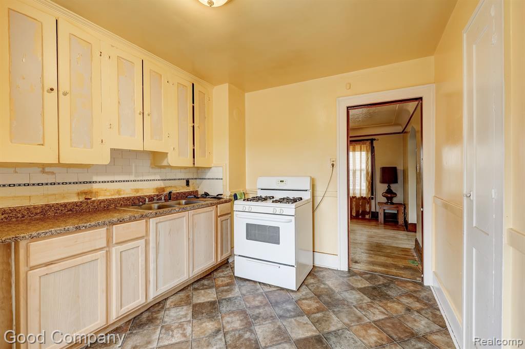 8339 CARRIE Street, Detroit, MI 48211 — Photo 8