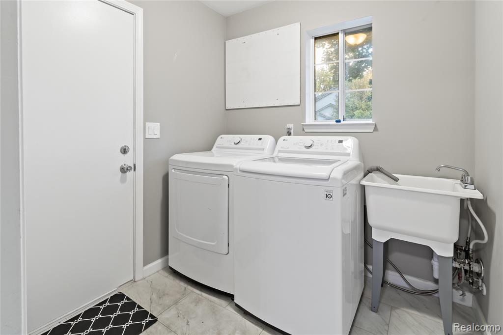 549 Winwood Court, Walled Lake, MI 48390 — Photo 14