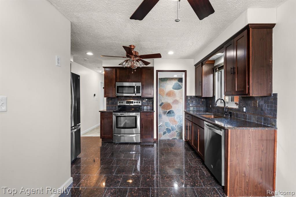 18027 Curtain Avenue, Eastpointe, MI 48021 — Photo 3