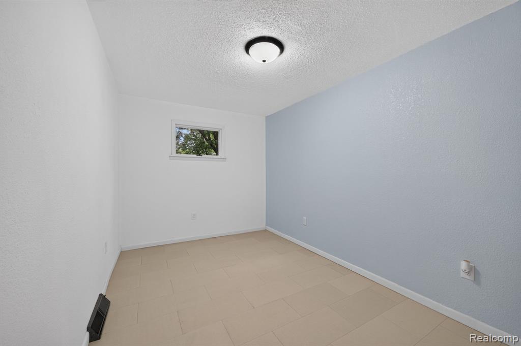 9288 Hilda Lane, Flushing, MI 48433 — Photo 32