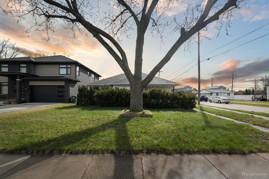 4302 MANDALAY Avenue, Royal Oak, MI 48073 — Photo 2